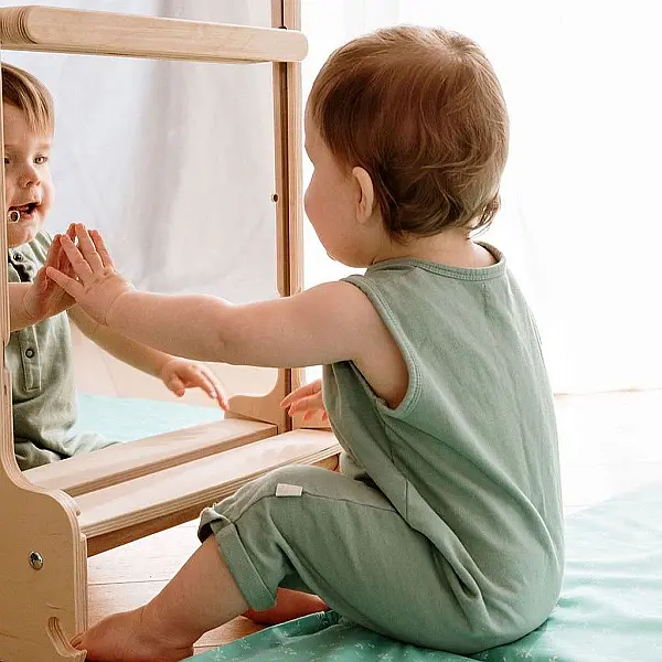 MONTESSORI-SPIEGEL MIT HOCHZIEHSTANGE 